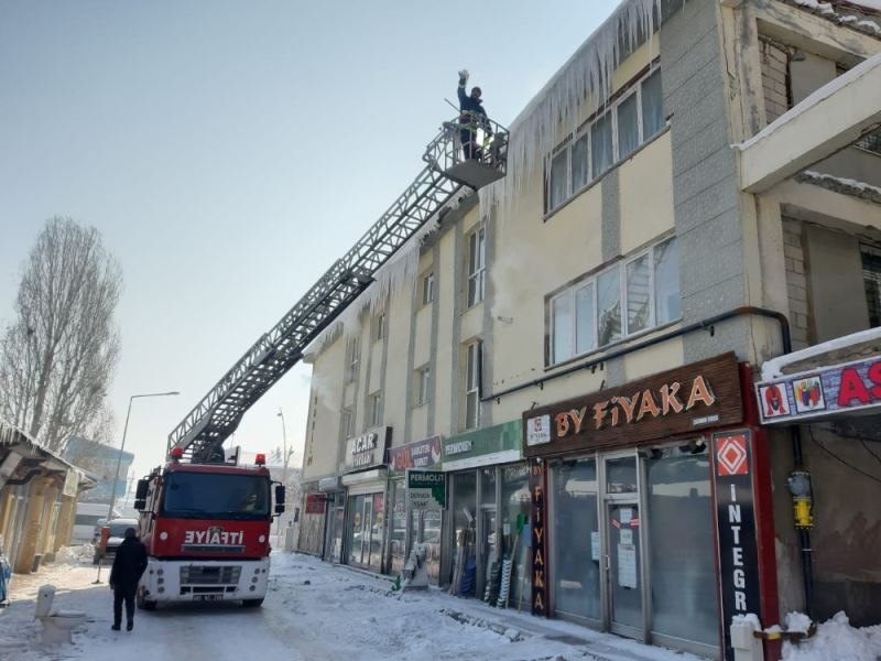 Çaldıran’da kaldırım ve çatılardaki buz sarkıtları temizlendi
