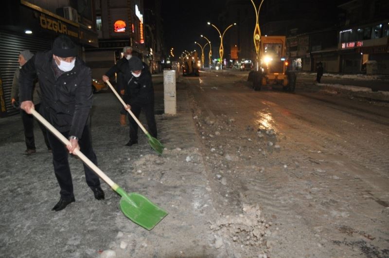 Yüksekova’da Kısıtlamadan sonra ekipler yolları küreklerle temizledi
