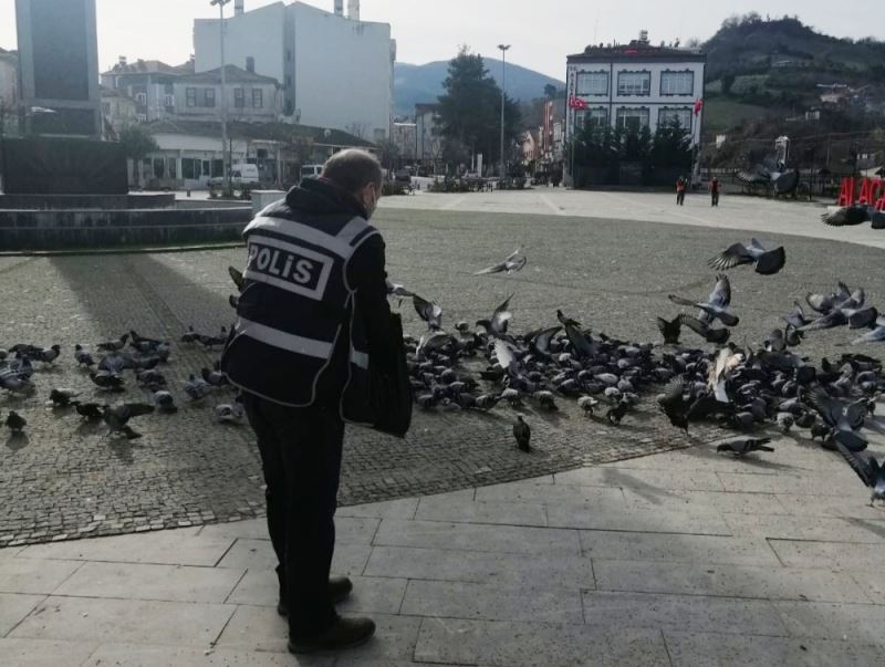 Alaçam’da aç kalan kuşlara polisler yem verdi
