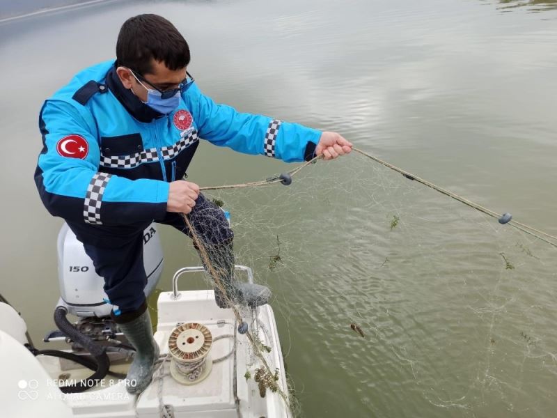 Avcılığın yasak olduğu göldeki 2 bin 600 metre uzatma ağına el konuldu
