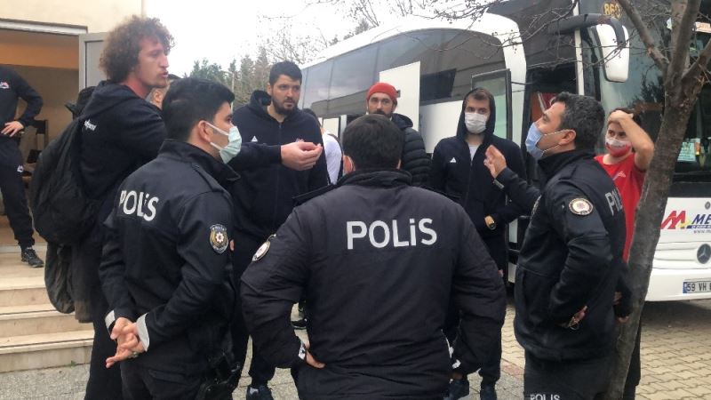 Seyircisiz maçta olay çıktı polis biber gazı ile müdahale etti
