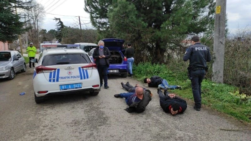 Otomobili bırakıp kaçmaya çalıştılar, havaya ateş açılarak yakalandılar

