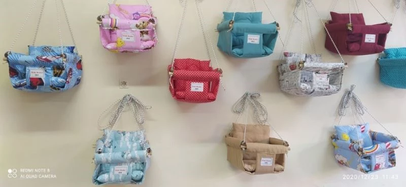 Oyun parkına gidemeyen çocuklar için salıncağı eve taşıdılar
