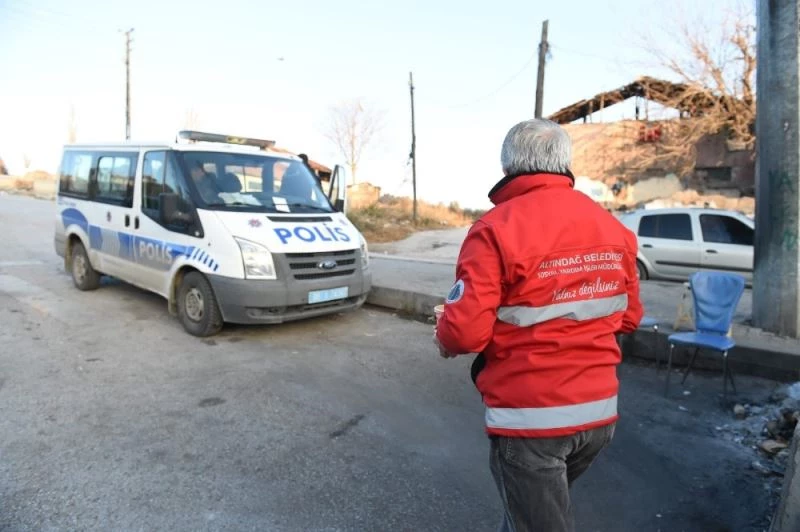 Nöbetteki polislere sıcak ikram
