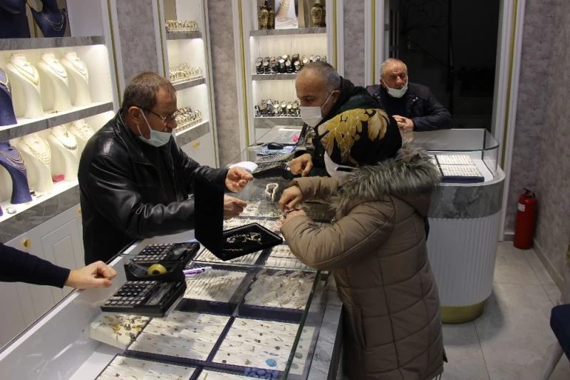 Vatandaş en çok külçe, Cumhuriyet ve çeyrek altın alıyor
