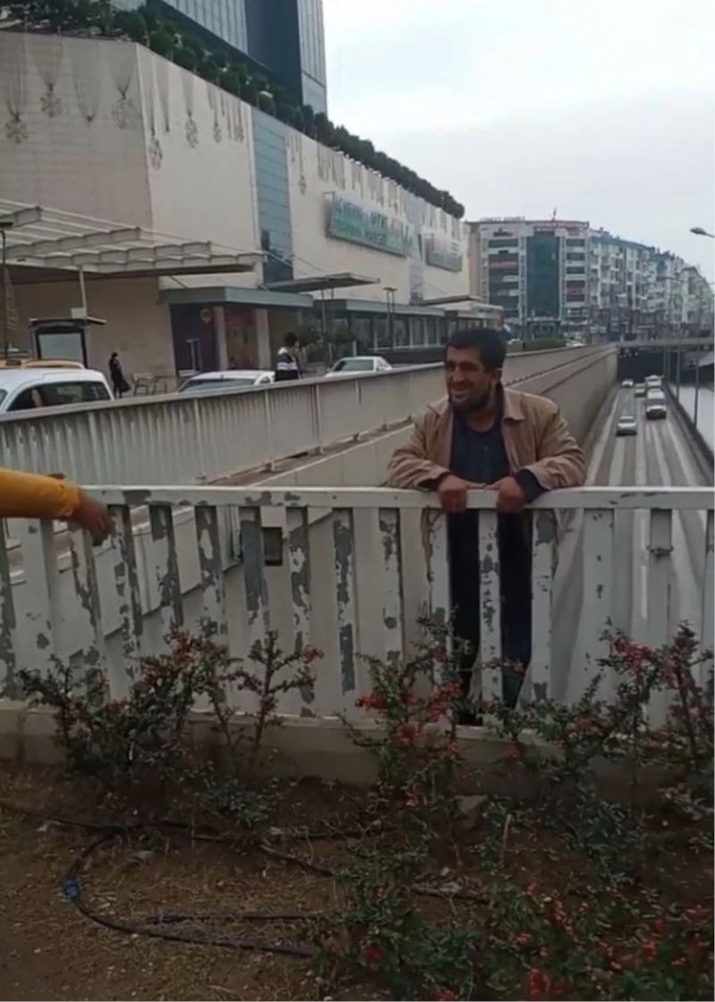 Üst geçide çıkıp ‘ölmek istiyorum’ dedi, ‘Buradan atlarsan ölmezsin’ sözüyle ikna edildi
