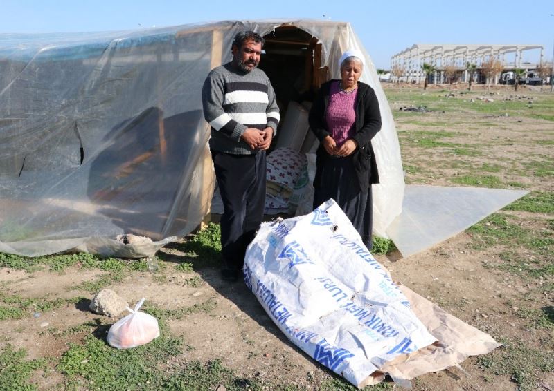 Evleri yanınca çadırda kalan ailenin eşyalarını çaldılar
