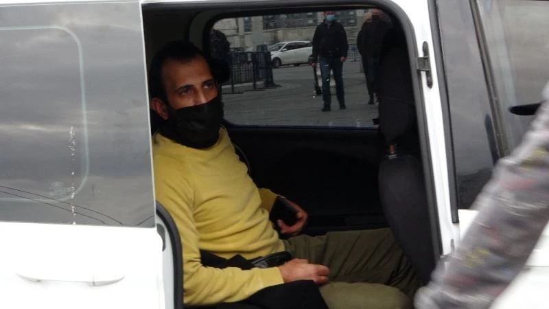 (Özel) Taksim’de turist kendisini uyaran polise saldırdı
