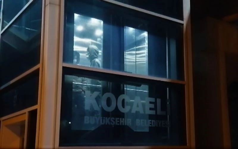 Üst geçidin asansöründe mahsur kalan 2 kardeşi itfaiye kurtardı
