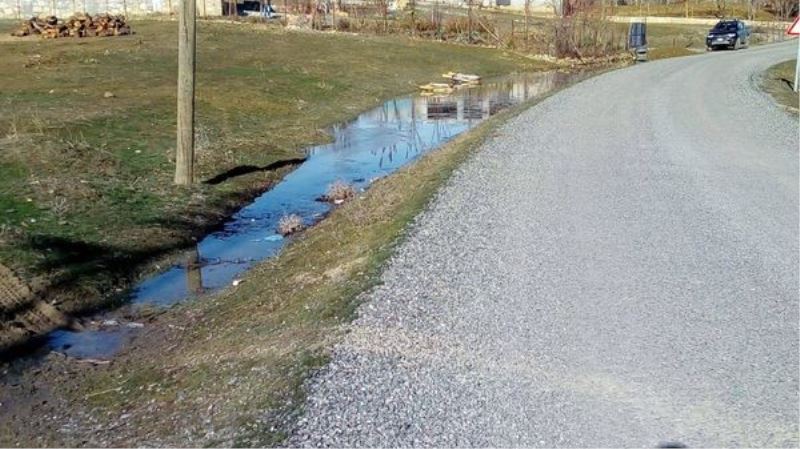 Kulplu çocuklar, el yapımı kayıklarla su birikintisinin tadını çıkardı
