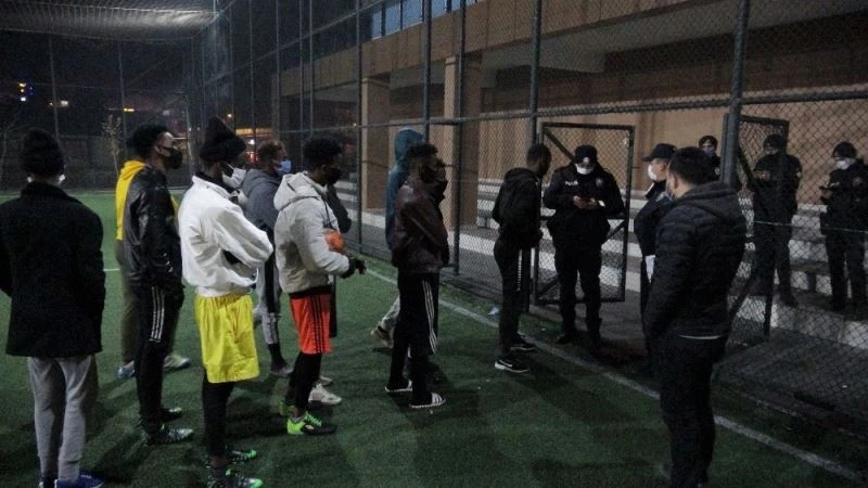 Futbol oynarken yakalanan Somalili öğrenciler yurda götürüldü
