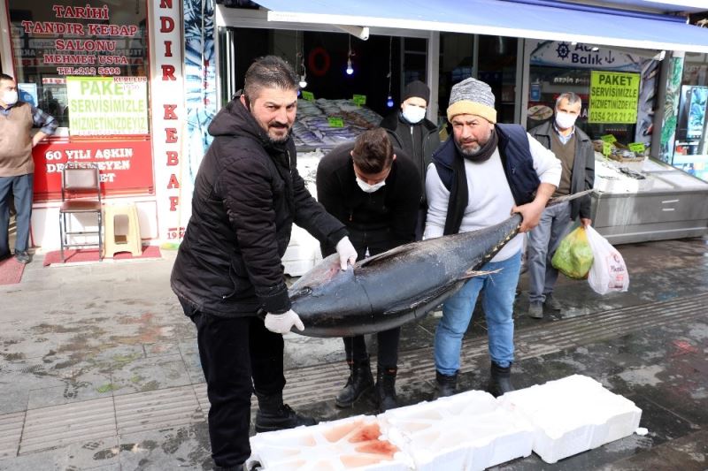 75 kilogramlık orkinos balığını 3 kişi zor kaldırdı
