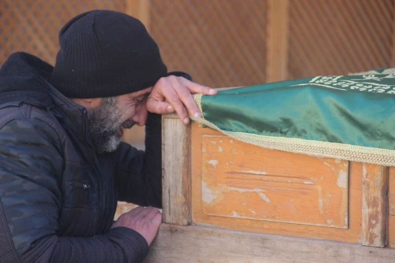 22 yıl sırtında gezdirdiği annesinin bu defa tabutunu sırtladı
