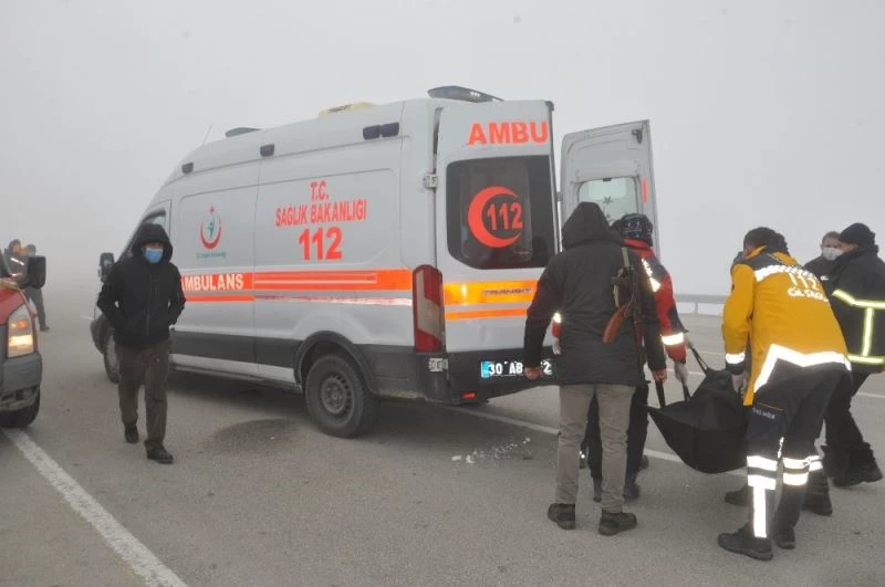 Yolcu minibüsüyle tır çarpıştı: 4 ölü, 5 yaralı
