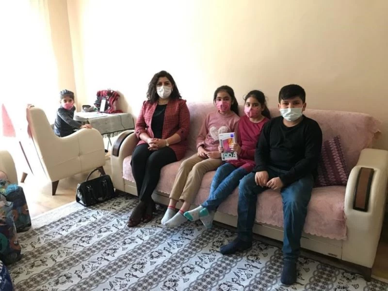 Gürel’den derslerinde başarılı olan 4 kardeşe tablet hediyesi
