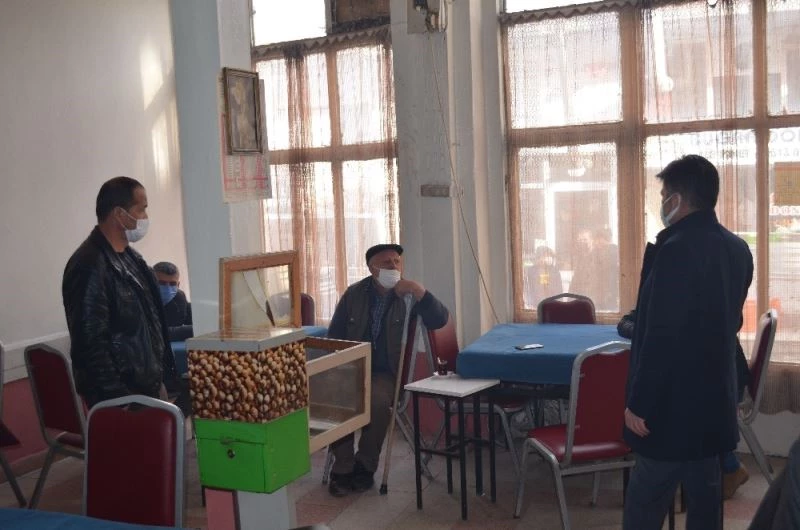 Emniyet müdürü kahvehaneyi bastı: İşletmecinin savunması pes dedirtti
