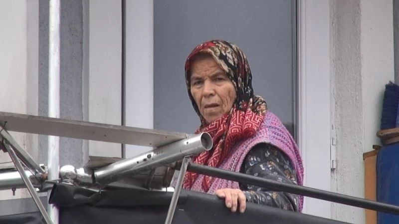 Kulakları duymayan yaşlı kadın acil yardım ekiplerini alarma geçirdi
