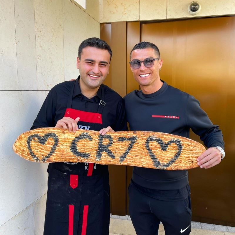 Türk şef CZN Burak yüzyılın futbolcusu seçilen Ronaldo’yu Dubai’deki restoranında ağırladı
