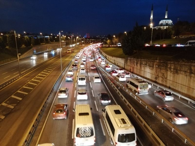 56 saatlik kısıtlamanın sonlanmasıyla E-5’te trafik yoğunluğu
