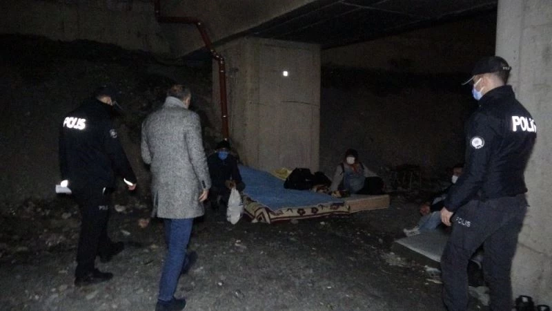 (Özel) Polis sokakta kalan vatandaşları otele yerleştirdi
