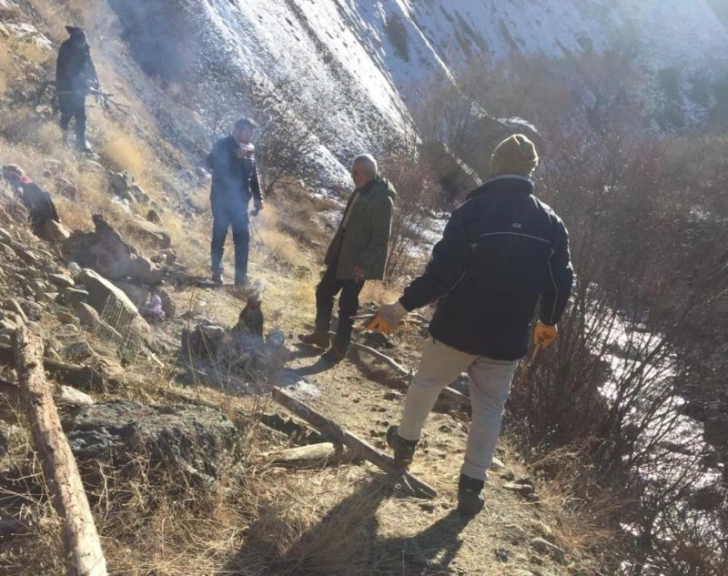 Köylüler, yaban keçilerini korumak için nöbet tutmaya başladı
