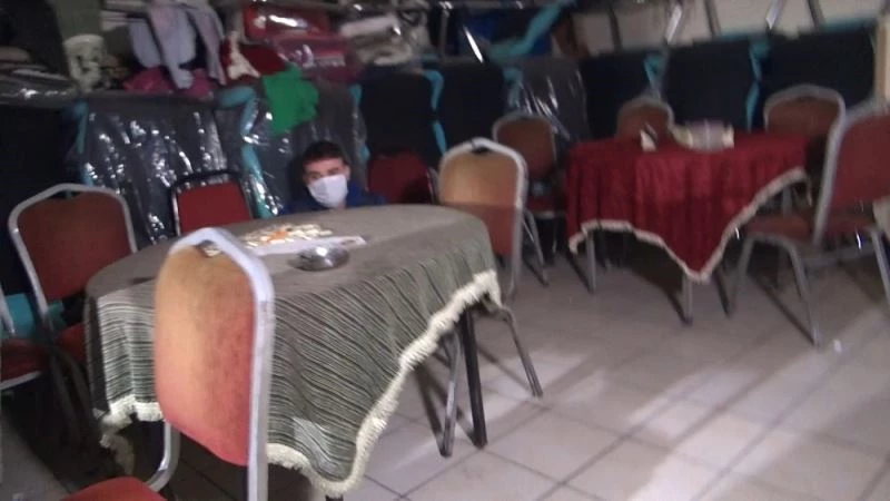 (Özel) Masanın altında saklanırken yakalandı
