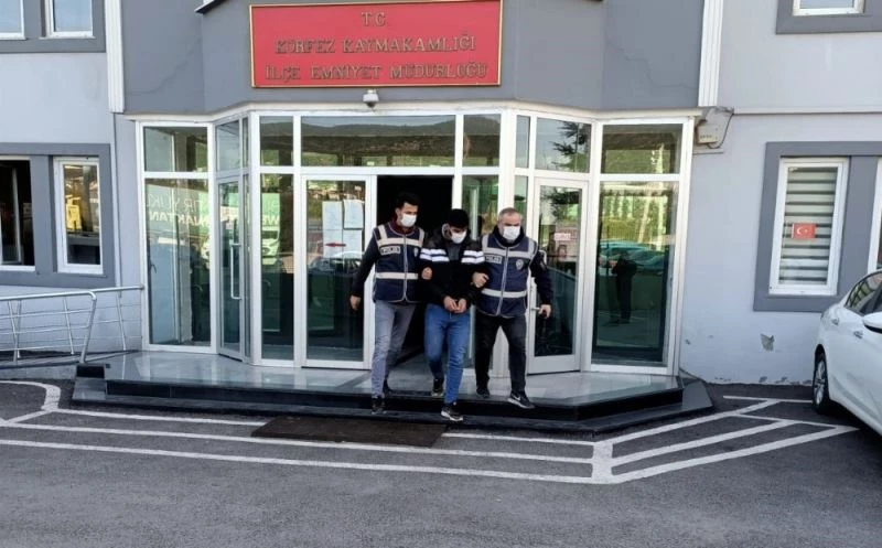 Saç tıraşını beğenmeyince 2 kişiyi bıçaklayan şahıs yakalandı
