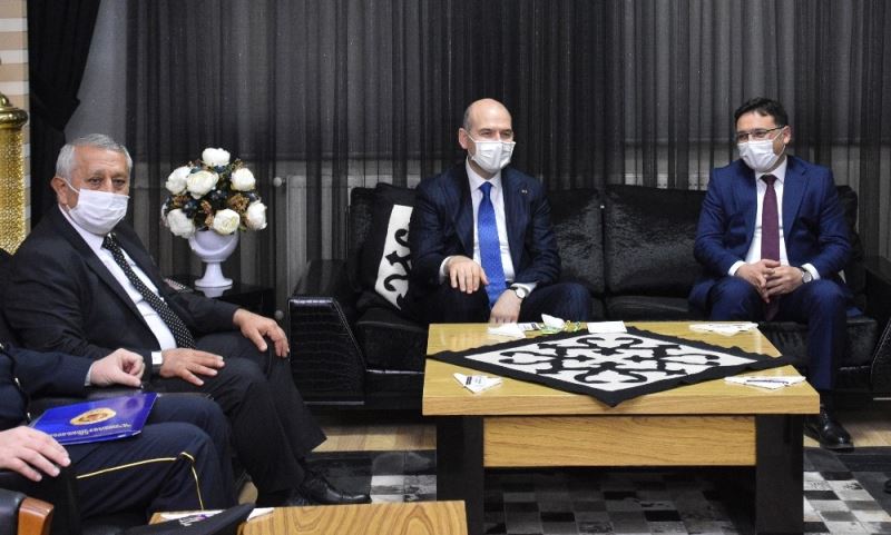 Başkan Zeybek’ten Bakan Soylu’ya ekmek kadayıfı ikramı
