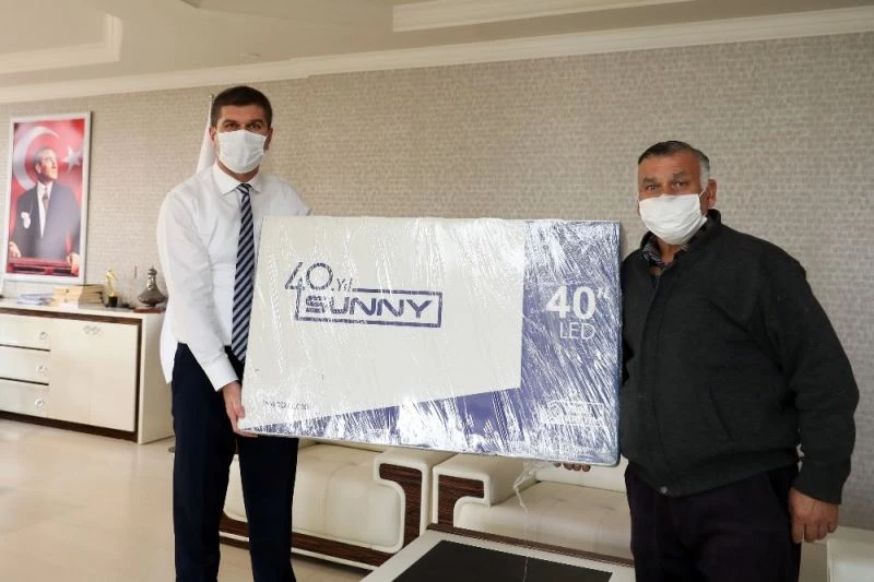 Başkan Ercengiz’den evi yanan aileye yardım eli.
