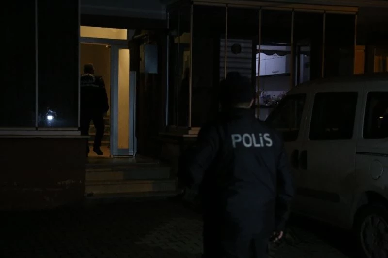 Tabancasını temizlemek isterken annesini vurdu
