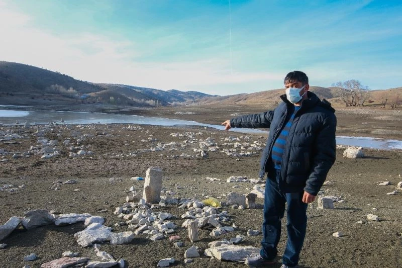 Sular çekildi, mezarlar 50 yıl sonra ortaya çıktı
