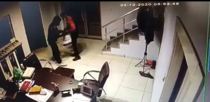 Girdikleri iş yerinin ışıklarını yakarak soydular
