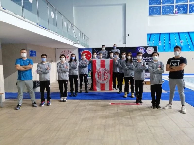 Antalyaspor yüzücüleri rekora doymuyor
