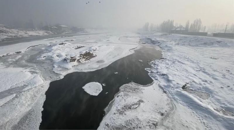 Ağrı’yı etkisi altına alan Sibirya soğukları nedeniyle Murat Nehri buz tuttu
