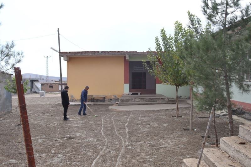 Hazro’da cami, taziye evi ve okul bahçeleri parke taşı ile döşendi
