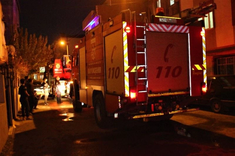 Evin bacasında çıkan yangın paniğe neden oldu
