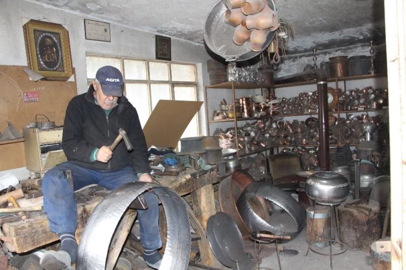 Türkiye’de çeliği döverek kazan yapan tek bakırcı Hasan İmrak, Akdeniz Bölgesi’nin son bakırcısı
