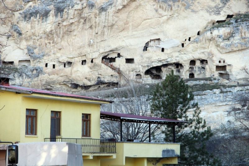 Tunceli’de derviş hücreleri olarak bilinen Urartu Mağaraları turizme kazandırılıyor
