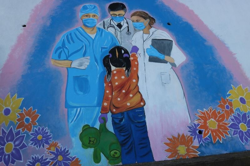’Sanat sokakta’ sanatçıları sağlık çalışanlarını duvara çizdi
