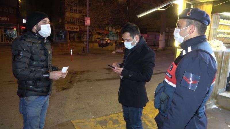 ‘Kimse yok’ diye sokakta sigara içerken ekiplere yakalandı, 900 lira ceza aldı
