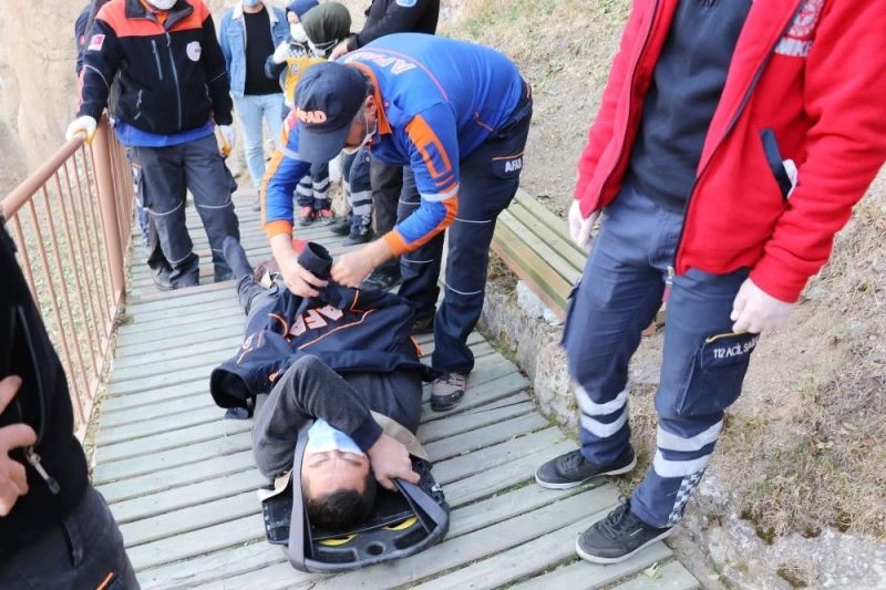 Sedyede üşüyen yaralıya montunu çıkarıp örttü
