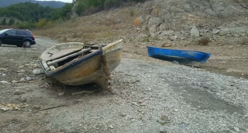 Altınkaya Barajı’nda sular çekildi, kayıklar karada kaldı
