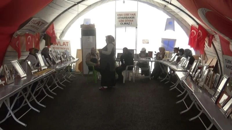 HDP önündeki ailelerden, çocukları terörün elinde olan ailelere ’Bize katılın’ çağrısı
