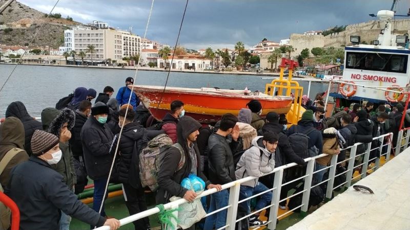 200’ün üzerinde göçmeni taşıyan gemi yakalandı
