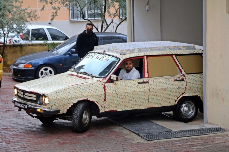 Aracını okey taşlarıyla kaplayıp trafiğe çıkan milyonere, polisten çifte okey
