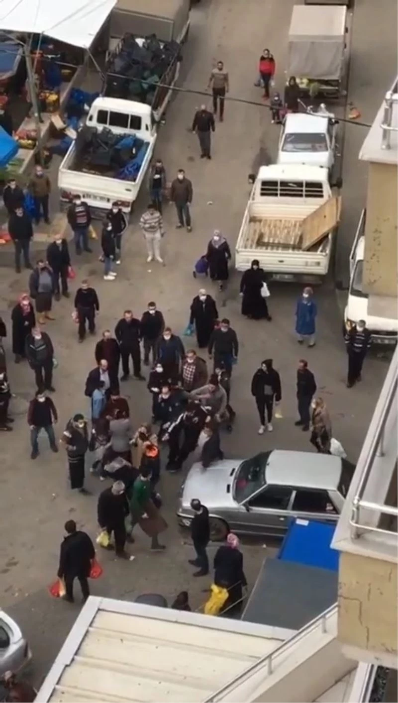 Kavgada mesafe unutuldu...Pazarda genç kadınla adamın yumruklu kavgası kamerada
