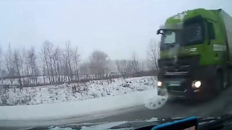 Rusya’da tırların sıkıştırdığı araç takla attı
