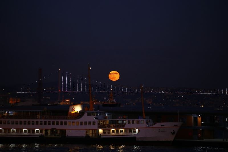 (Özel) İstanbul’da dolunay manzarası göz kamaştırdı
