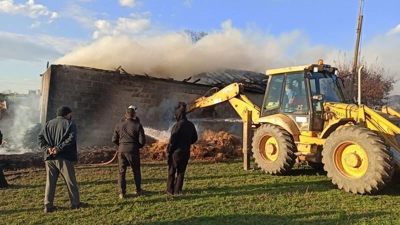 Mustafakemalpaşa’da muhtara ait samanlıkta yangın
