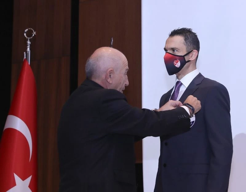 Abdulkadir Bitigen, FIFA Kokartını taktı
